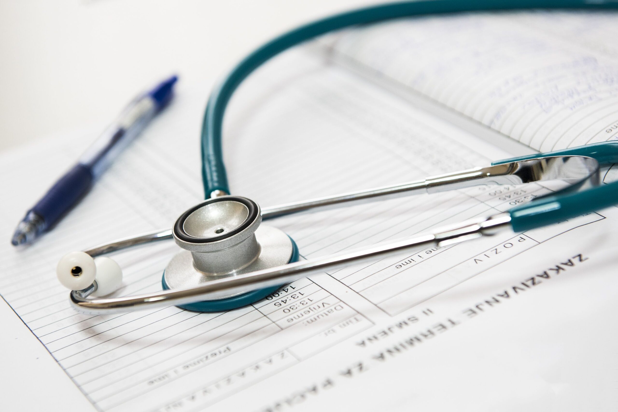Estetoscópio sobre formulários e documentos médicos, representando os documentos necessários para conseguir uma liminar contra o plano de saúde