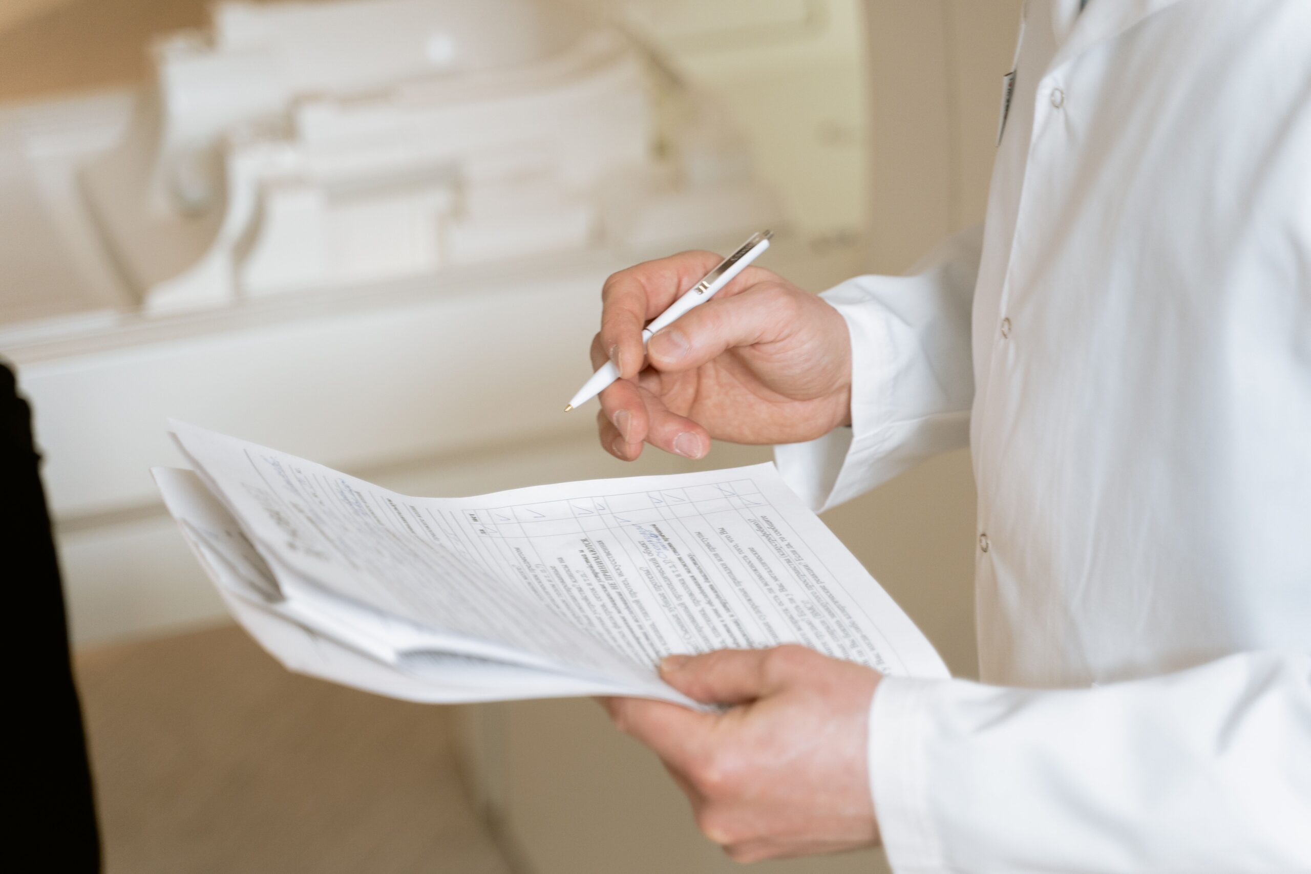 Médico de jaleco branco preenchendo formulário e solicitando exame ao paciente, ilustrando pedido médico negado pelo plano de saúde