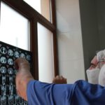 Médico analisando exames de imagem do cérebro após plano de saúde negar radiocirurgia